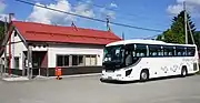 停車中の列車代行バス（2017年8月）