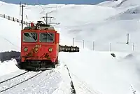 HGm4/4形と同形態のディーゼル/電気機関車のGem4/4形、原形、ベルニナ線で貨物列車を牽引、1980年頃