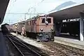 貨物列車を牽引するGe4/6 353号機、サメーダン駅、1985年