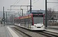 長期にわたって導入された超低床電車・コンビーノ(2022年撮影)