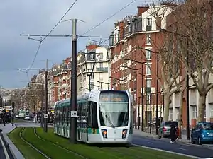 ダヴー大通りを走るトラムウェイ (Rame de tramway de la ligne T3b sur le Boulevard Davout)