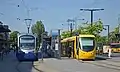 トラム中央駅で並ぶU 25500形電車（左）と通常のトラム車両