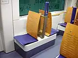 背もたれに木材を使った座席