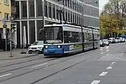超低床電車は1991年から営業運転を開始した（2017年撮影）