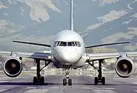 正面から見たトランサヴィアの757-200。胴体の輪郭、翼の上反角、2発のエンジンが見える。