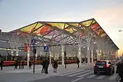 2015年に開業した路面電車のターミナル・ピョトルコフスカ中央電停(ポーランド語版)(2015年撮影)