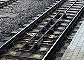 列車停止位置に設置されている、列車番号送受信装置（トランスポンダ式）のループコイル形の地上子。