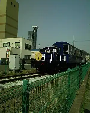 使用される機関車と客車の試運転の様子。九州鉄道記念館駅 - 出光美術館駅間(2009年3月)