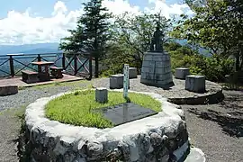 三角点 右奥は源頼朝の像(頼朝は至近の蛭ヶ小島に配流となったと伝わる)