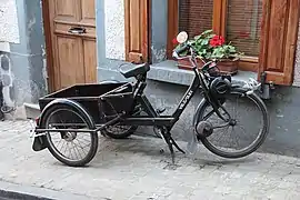 三輪車（フランス、現代）。モペット方式で、小型エンジンが前輪を直接駆動。