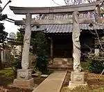 高円寺(日本、東京都杉並区)。「双龍鳥居」と呼ばれる、鳥居の柱脚に2匹の龍が巻き付いたもの