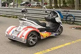 ドイツ、ニュルンベルク近くの街の三輪車（2015年）後輪駆動