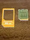 MicroSIMサイズにカットしたau ICカード ver.001と残った外枠