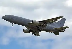 ケンブル空港を飛び立つトライスター KC1