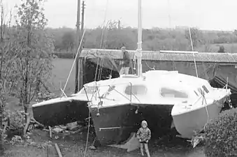 1972年に建造中の自作のクルージングトリマラン。