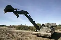 ドーザー装備型。作業用アームを伸ばした状態。