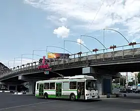 主力車両のLiAZ-5280（ロシア語版）（2021年撮影）