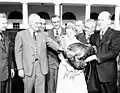 President ハリー・トルーマン大統領が七面鳥業界から受け取った七面鳥(これはブロンズ) 1949年