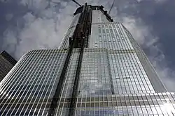 トランプホテルとスチール製地球儀