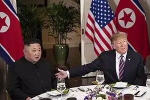 夕食会での北朝鮮の金正恩委員長(左)とアメリカのトランプ大統領(右)