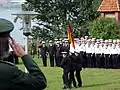 海軍将兵、2006年(左手前の緑服は警察官)