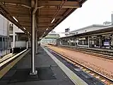1 - 4番線ホーム左から1番線（伊勢鉄道）、2 - 4番線（JR東海）（2022年5月）