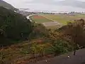 北西尾根から見た椿峠付近と坂尻集落。