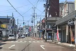 中ノ口川の河川舟運で発達した燕地区の古くからの市街地(サンロード宮町)。3・8のつく日には定期市が開かれる(撮影は非開催日)。2013年までは全蓋式アーケードが架かっていた。