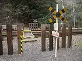 坪尻駅より県道へ出る道に繋がる踏切。通行の際には遮断桿を押して渡る(2017年3月)