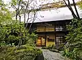 食事処「桜」軒下には杉玉が吊されている。