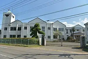 土浦市立斗利出小学校の正門