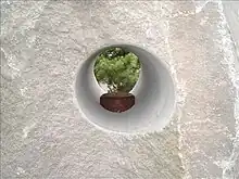 結び石側面の穴（恋人が手を結ぶためのものとされる）