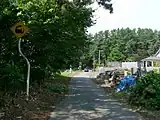 駅前。画像奥の踏切そばが駅入口となる。（2010年8月）