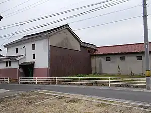 原田實二酒造場の跡地を引き継いだ酒類問屋、柄商店の倉庫かつては「つちや」銘柄の酒を販売していた。