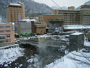 定山渓温泉街と月見橋（2004年12月）