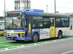 つくバス北部シャトルの車両前面に自転車ラックが設置されている