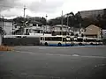 筑紫が丘休憩所。2017年12月に駐車枠のラインが引かれて11両駐車できるようになった。