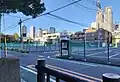 園内より東側を望む。空き地にはかつて角筈アパートが建っていた。