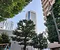 園内よりオペラシティを望む。