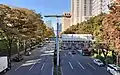 橋から北側を見る。公園通りが通る。