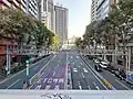 橋から南側を見る。中央部分が首都高速4号新宿線。