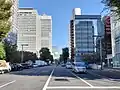 橋の西側から東側を見る。南通りが通る。