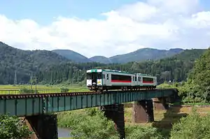 角川を渡るキハ110系気動車