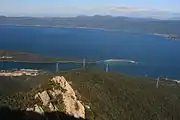 敦賀半島の北端の立石から南東に延びる半島の明神崎の南東にある水島