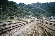 駅構内（2007年）左側に敦賀セメントへの廃トンネルが見える。