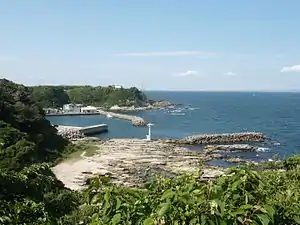 灯台脇から望む間口漁港