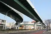 起点の鶴舞南JCT。下部の道路は名古屋市道堀田高岳線（空港線）。