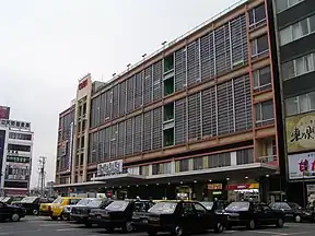 カミン時代の東口駅ビル（2005年11月）