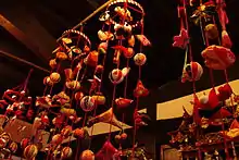 甘草屋敷に展示された「吊るし雛」、2月から4月にかけて「ひな飾りと桃の花まつり」が開催される