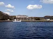 長板浦港と長崎県対馬病院（奥の建物）